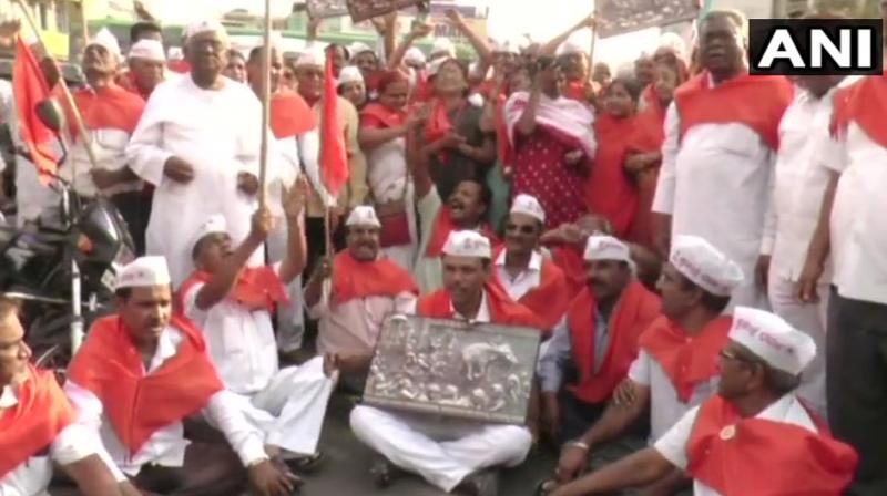 Members of Lingayat community celebrating in Kalaburagi after Karnataka Govt accepted suggestions of Nagamohan Das committee which asked for separate religion for the community. (Photo: Twitter/ANI)
