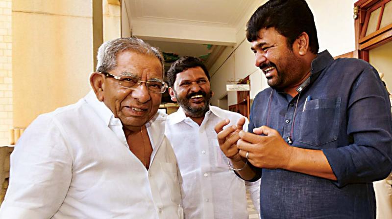 Veerashaiva Mahasabha president Shamanoor Shivashankarappa and minister Vinay Kulkarni in a jovial mood on Friday though they are in rival camps on the controversial issue concerning religion status for Lingayats.