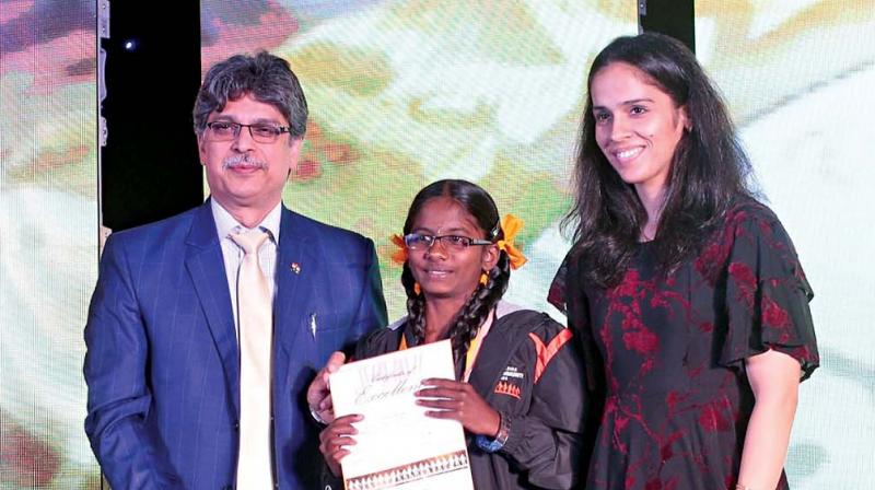 Banupriya receives  certificate  from Anoop Pabby, MD & CEO, DPLI and Saina Nehwal. (Photo: DC)