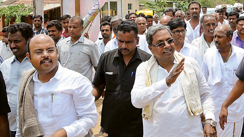 Dr Yatindra with his father, Chief Minister Siddaramaiah at a campaign rally in Mysuru. (Photo: KNP)