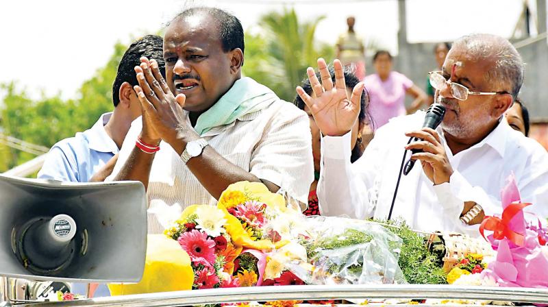 State JD(S) president H.D. Kumaraswamy campaigns for party candidate G.T. Devegowda in Chamundeshwari on Monday.(Photo: KPN)