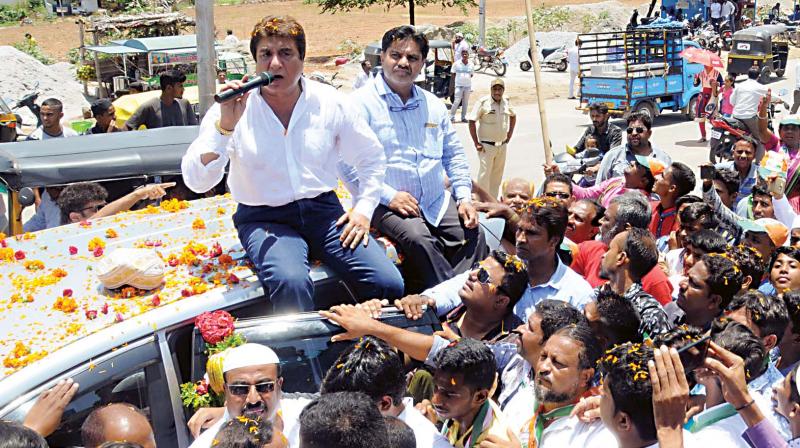 Actor Raj Babbar campaigning for Congress candidates in Mysuru on Friday. (Photo: KPN)