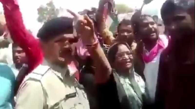 Congress Shivpuri MLA Shakuntala Khatik (centre) seen encouraging protesters to light the police station on fire. (Photo: Twitter | @TajinderBagga)