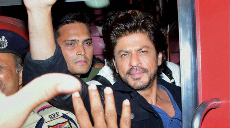 Bollywood actor Shah Rukh Khan travelS from August Kranti express towards Mumbai Central to Delhi in Mumbai. (Photo: PTI)