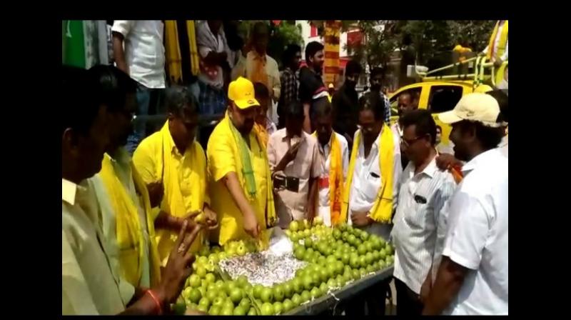 2019 LS polls: TDP leader sells guavas to muster support