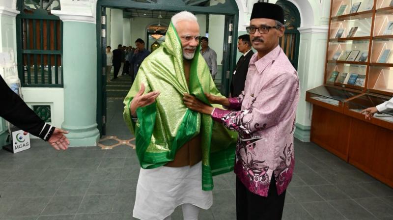 During his visit, Prime Minister Narendra Modi visited the Chulia Mosque, one of the oldest mosques in Singapore. (Photo: Twitter | @narendramodi)