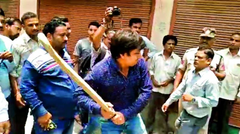 BJP MLA Akash Vijayvargiya beats civic official with cricket bat