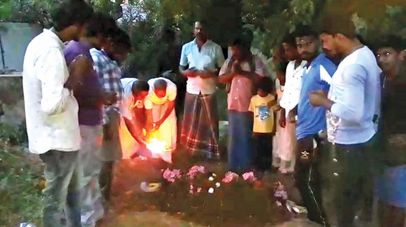 Krishnagiri: Locals give a decent burial for dead monkey