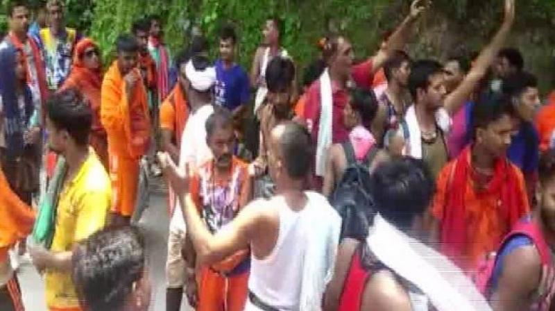Rishikesh: Kanwariyas protest against ban on travel via Ram Jhula