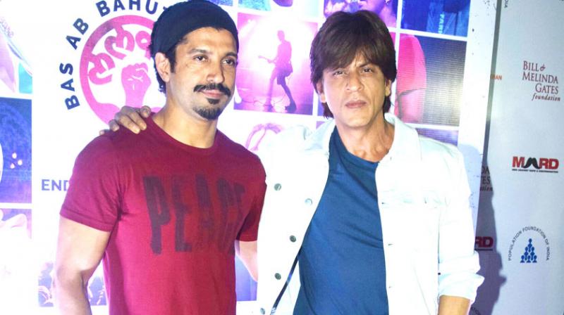 Shah Rukh Khan and Farhan Akhtar posed together at the concert.