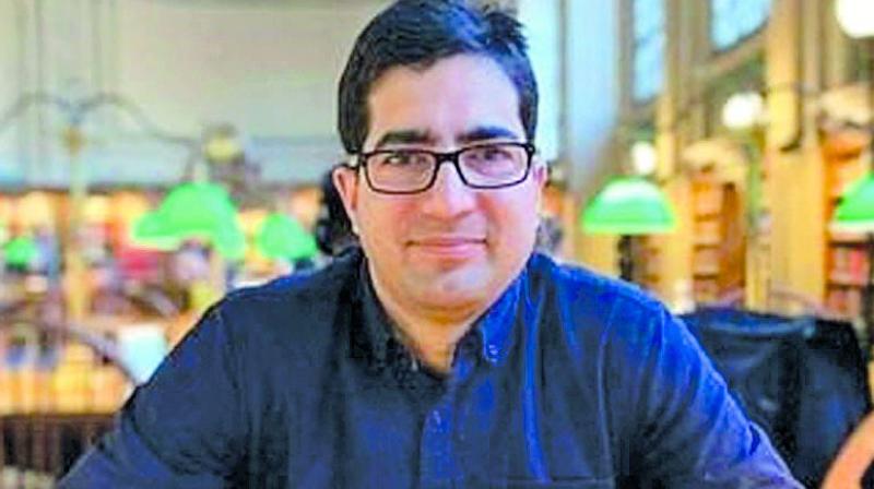 Leaders don\t sell hopelessness, accept new realities: J&K police to Shah Faesal