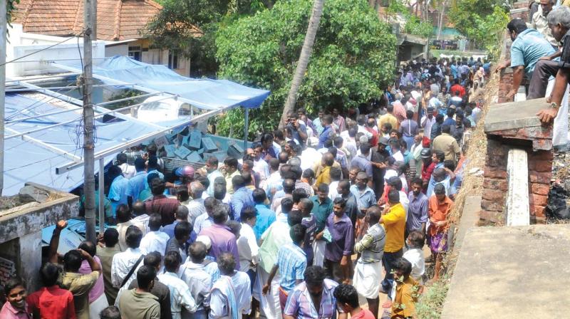 A serpentine queue in front of the liquor outlet of Beverages Corporation at Pettah in Thiruvananthapuram, which is one of the few outlets functioning following the Supreme Court restrictions, on Sunday. (Photo: A.V.MUZAFAR)