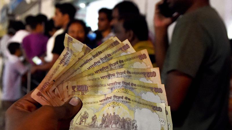 People lined up outside an ATM to withdraw 100 rupees notes and deposite 500 & 1000 rupees notes in Chennai on Tuesday after Prime Minister Narendra Modi on Tuesday announced demonetization of Rs 500 and 1000 currency notes with effect from midnight. (Photo: PTI)