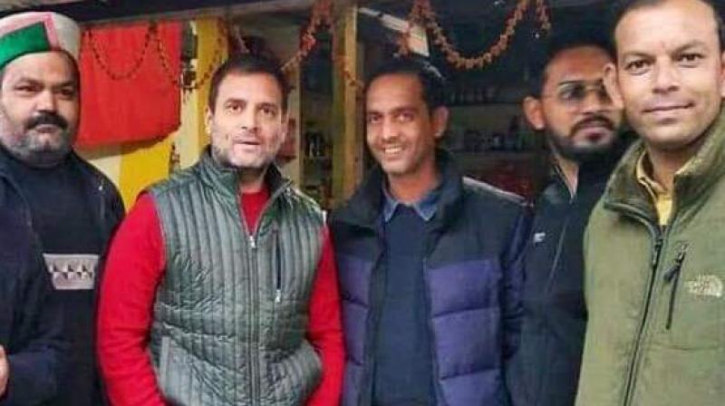 When some local Congress leaders got news of Rahul Gandhi at the dhaba, they and some women reached there. (Photo: Twitter | @soumodiptoroyy)
