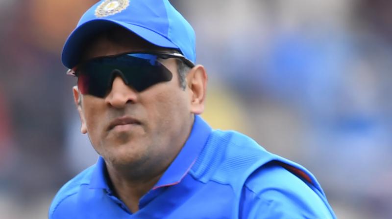 Twitterati laud Dhoni for paying tribute to Indian Army