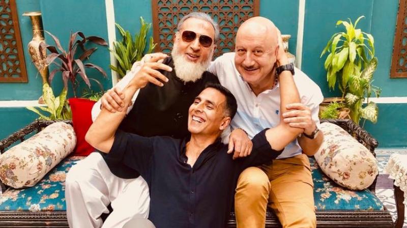 Akshay Kumar recalls golden old days with Anupam Kher and Gulshan Grover; see pic
