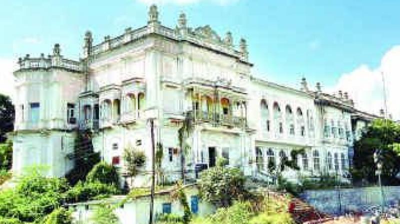 Stop harping on â€˜heritageâ€™ tag of Errum Manzil: Telangana high court
