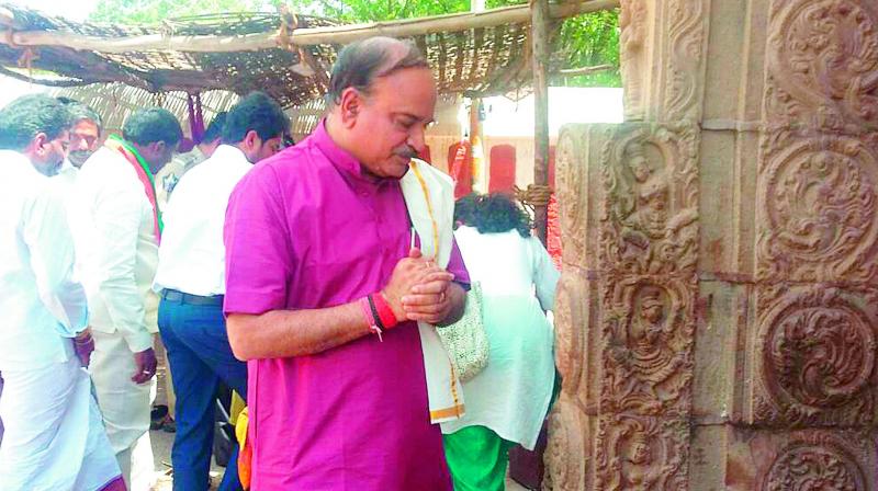 Union minister for chemicals and fertilisers Ananthkumar offers prayers at Ahobilam Mutt on Wednesday. (Photo: DC)