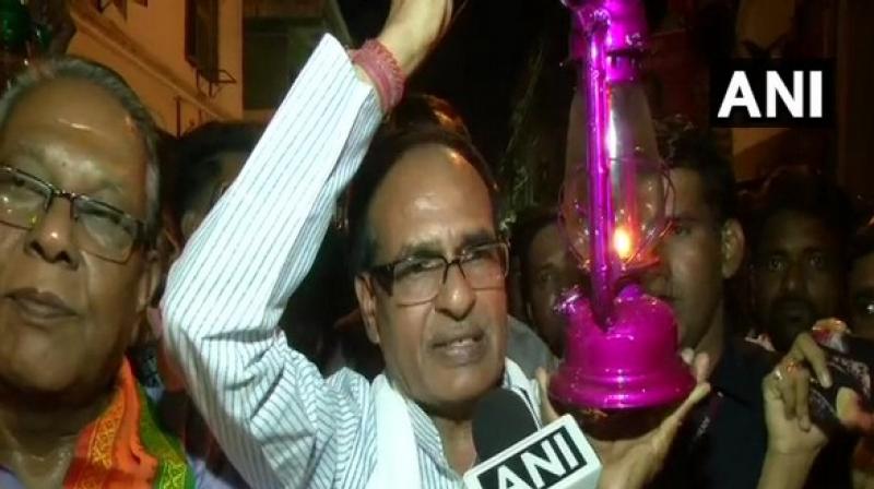 Shivraj holds lantern march to protest against Kamal Nath govt