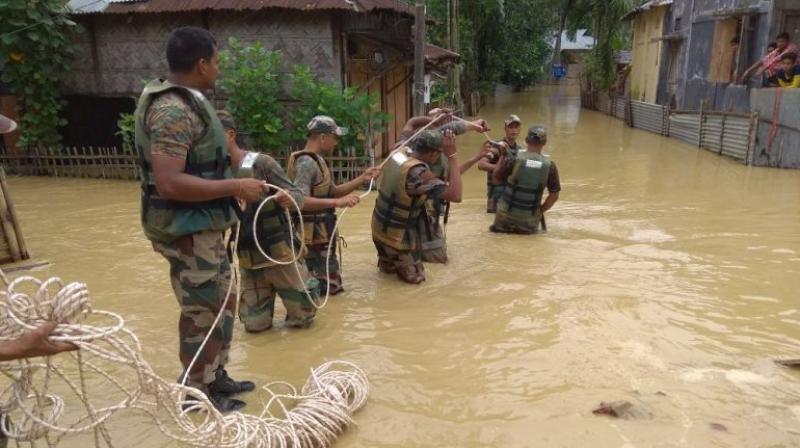 Indian Army troops respond to a distress call to rescue over 800 marooned people flood affected areas. (Photo: @adgpi/Twitter)