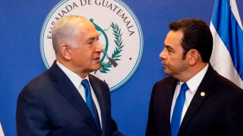 Israeli Prime Minister Benjamin Netanyahu (L) speaks with Guatemalan President Jimmy Morales ahead of the inauguration ceremony of Guatemalas embassy in Jerusalem. (Photo: AFP)