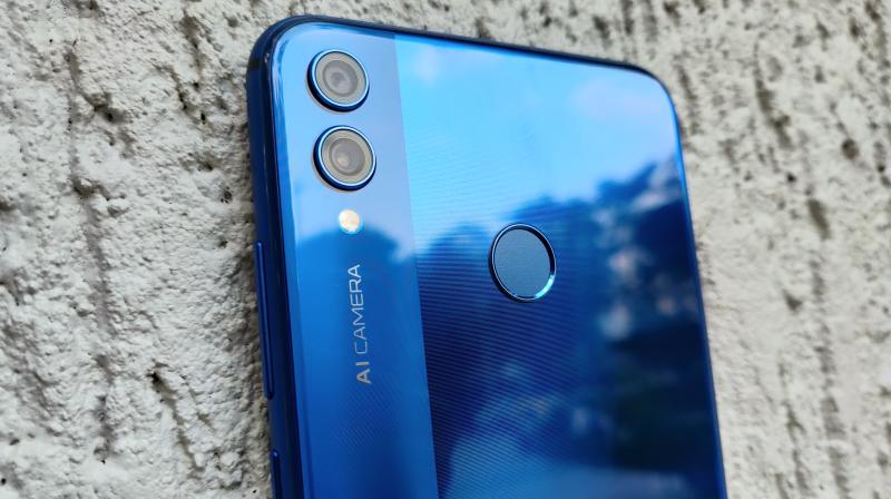 With Huaweis reasonably new mid-range 710 chipset, cameras powered by the AI prowess and a fairly large 3750mAh battery, Honor seeks to oust its rival brands.