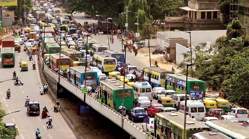 Heavy traffic jam at Sheshadri Road due to Anganwadi workers protest, in Bengaluru on Tuesday. (Photo: DC)