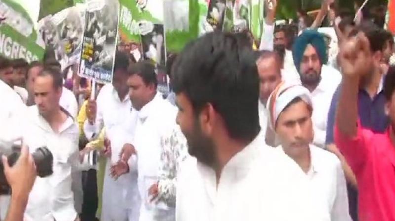 Bihar encephalitis deaths: Indian Youth Cong protest near Harsh Vardhan\s residence