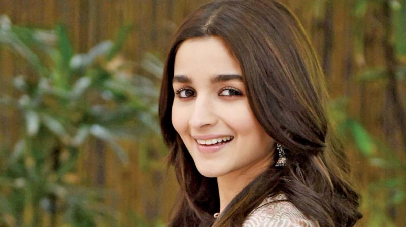 Alia Bhatt gifts driver and helper this much amount\s cheques to buy house in Mumbai