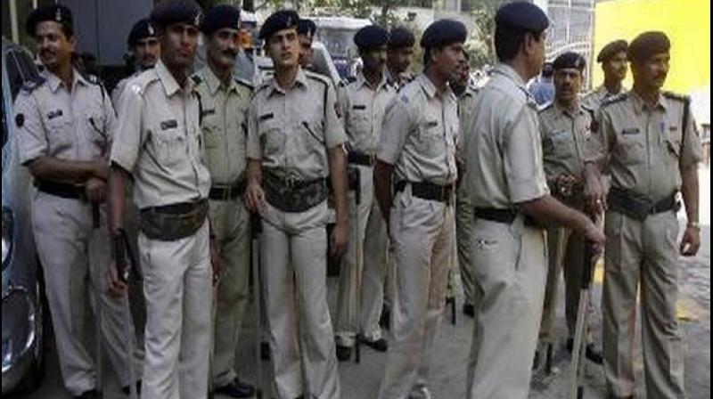 UP: Two policemen thrash each other allegedly over bribe in Prayagraj