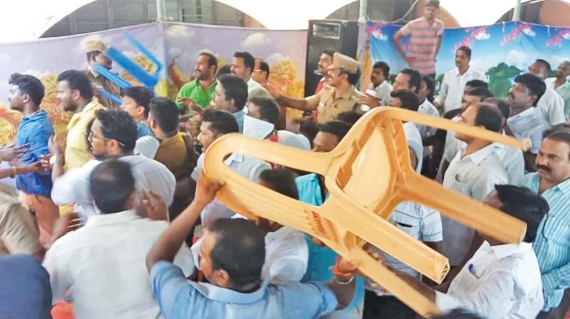 Chennai: Rival partiesâ€™ cadres clash at Tambaram taluk office