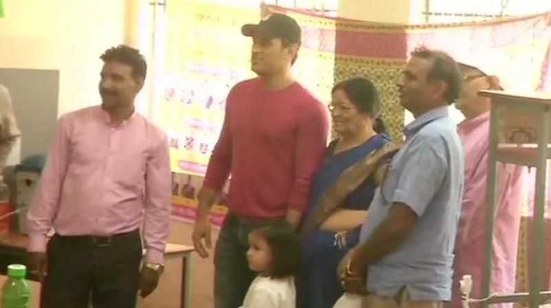 MS Dhoni makes a flying visit to Ranchi to vote