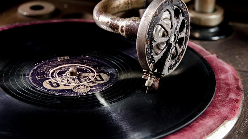 Going for the oldschool way of listening to music (Photo: Pixabay)