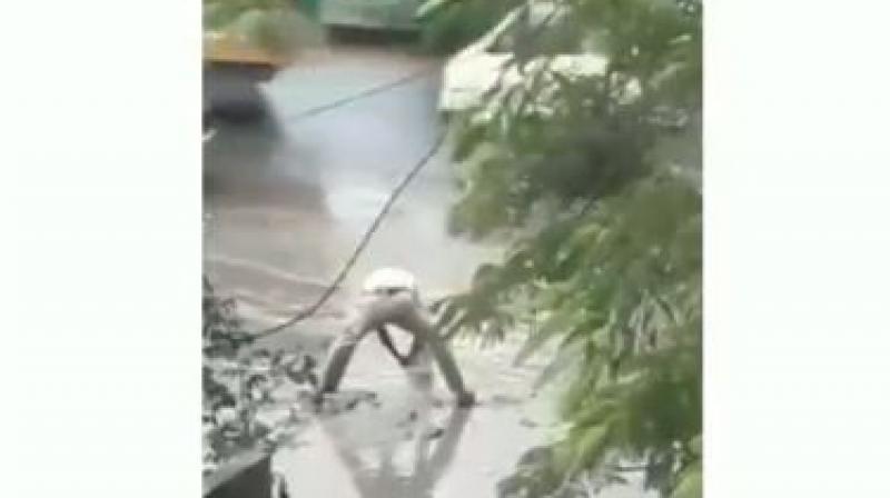 Watch: Netizens laud K\taka cop cleaning waterlogged road