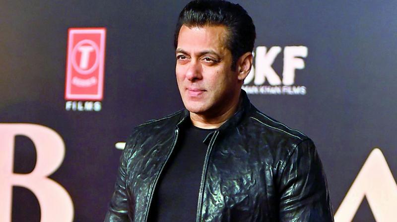IIFA 2019: Salman Khan feels left out as street dog gets fame on green carpet