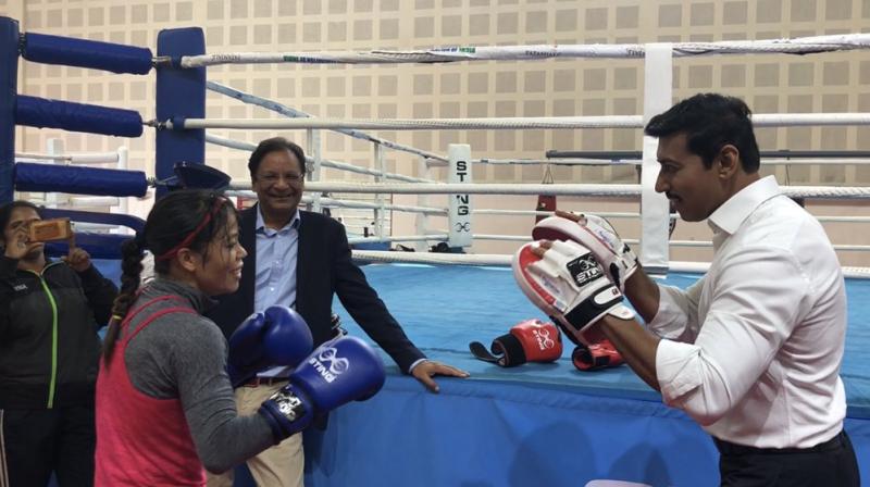 Sport minister Rajyavardhan Singh Rathore, wearing punching mitts, helped Mary Kom perfect some of her signature moves. (Photo: Twitter | @Ra_THORe)