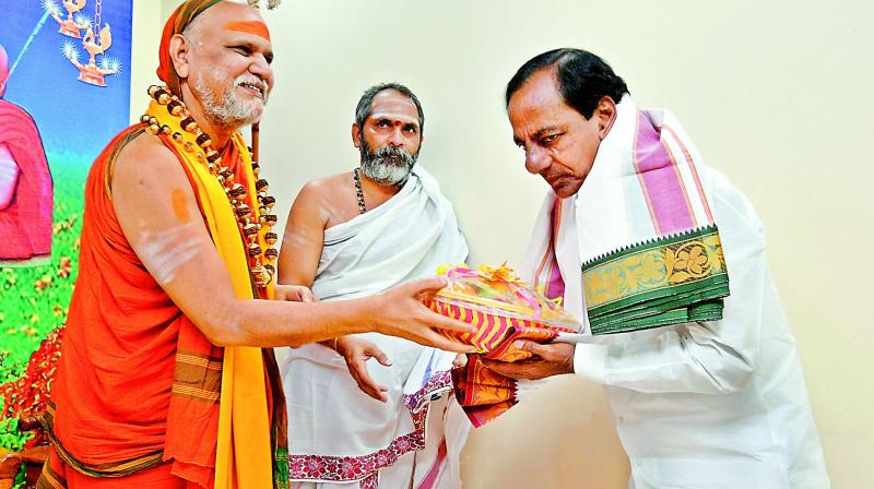 K Chandrasekhar Rao takes seerâ€™s blessings on TRS foundation day