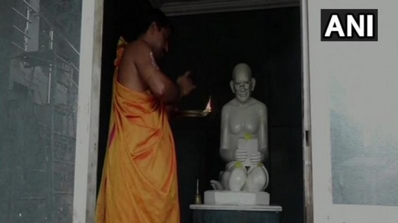 Temple in Karnataka worships Mahatma Gandhi; offer tea, coffee and bananas