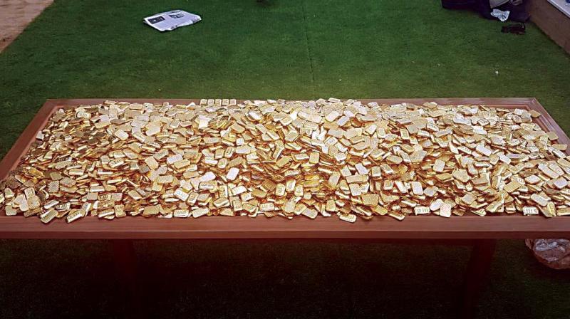 Itâ€™s raining gold at IMA kingpinâ€™s house, 5880 biscuits seized by SIT