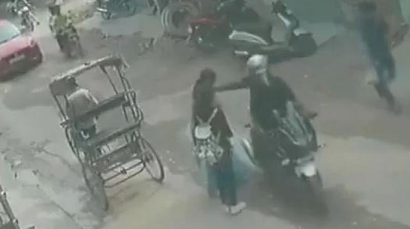 Watch: Mother-daughter catch, beat up 2 chain snatchers in Delhi