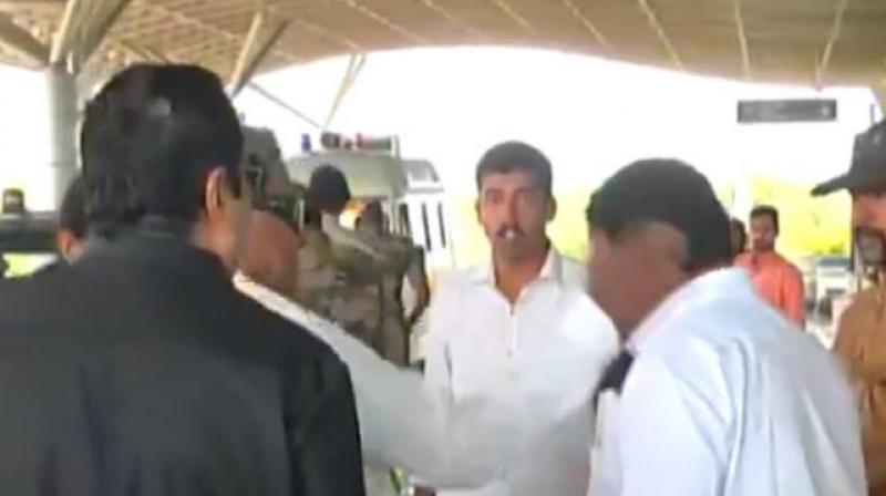 Watch: Congressâ€™s Siddaramaiah slaps, pushes aide at Mysuru airport; video goes viral