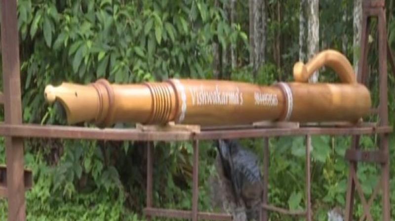 Karnataka: In memory of fountain pen era, carpenter creates a 250 kg replica