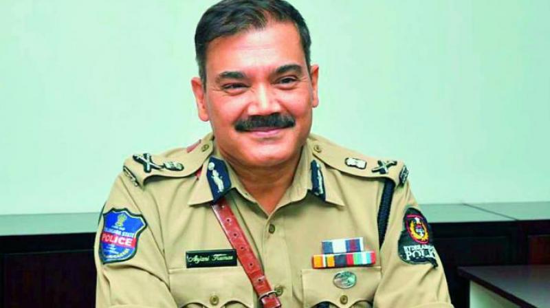 Hyderabad: Cheated, 200 go to top cop for probe