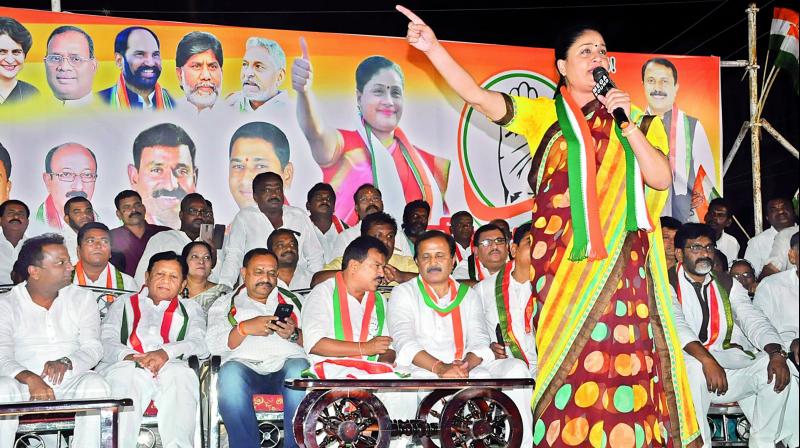 Congress star campaigner Vijayashanthi addresses a road show in Nizamabad on Thursday in support of Congress MP candidate Madhu Goud Yashki. (Photo: DC)