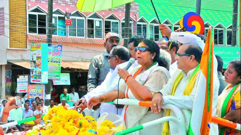 Khammam: Renuka Chowdary highlights promises in Congress manifesto to seek votes