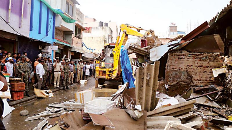 Bengaluru: Earthmovers roar into Russell Market