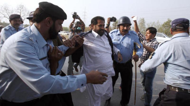 The arrests followed intermittent clashes over the weekend between Khans supporters and riot police in the capital that saw police using tear gas and batons to fight stone-throwing activists. (Photo: AP)