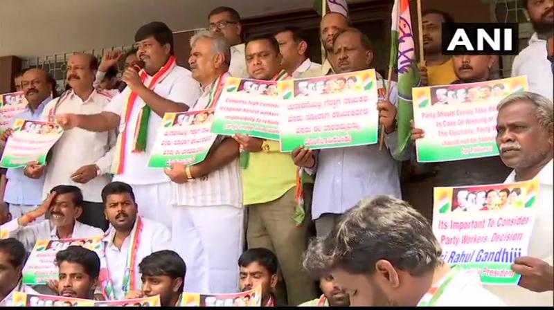 Congress workers protest against Rahul Gandhi\s resignation