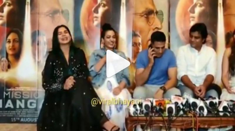 Akshay Kumar answers reporter\s phone during press meet; watch to know what he said