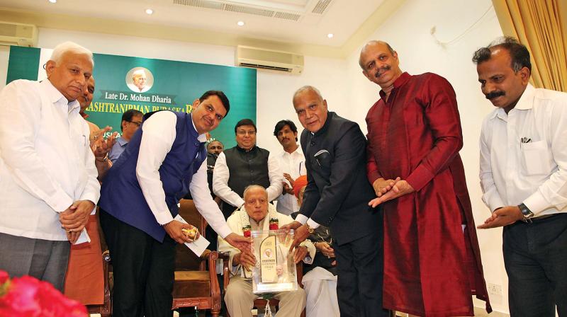 Banwarilal Purohit presents the late Dr Mohan Dharia Rastranirman Puraskar 2018 Award to Padma Vibhushan Dr M.S. Swaminathan at Raj Bhavan, on Saturday.	  Image; DC